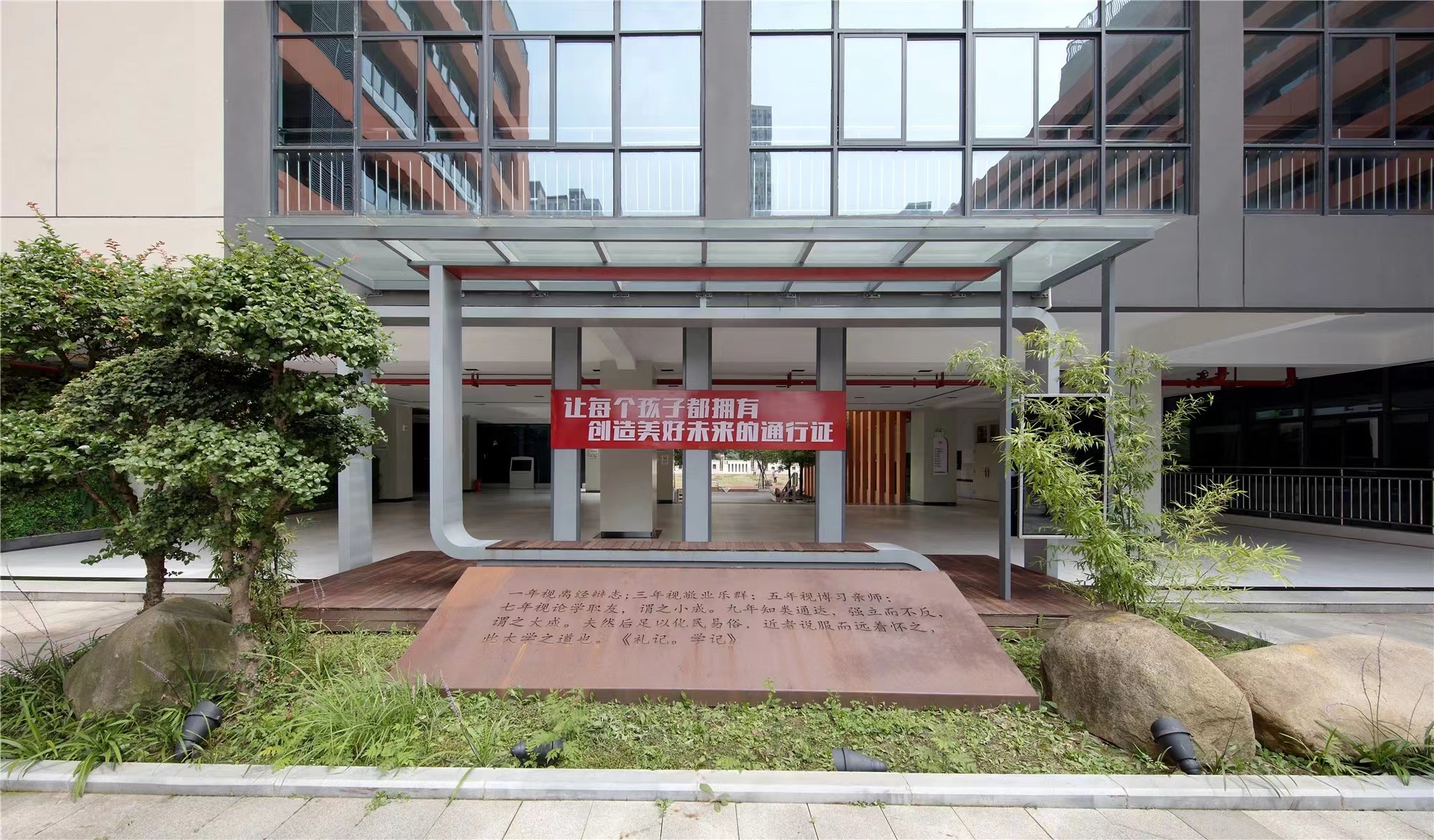 【學(xué)校案例】今泰裝飾在武漢市先后完成了與紅領(lǐng)巾學(xué)校6個(gè)校區(qū)的項(xiàng)目交付！(圖1)